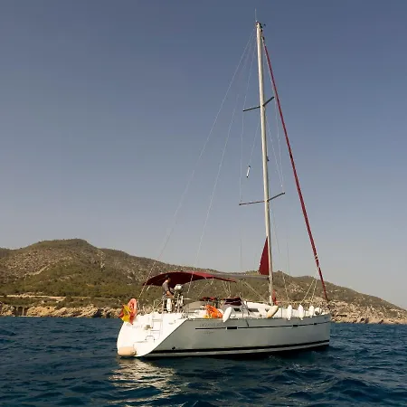 Botel Alojamiento En Sitges, Con Opcion A Tour De Navegacion Sitges