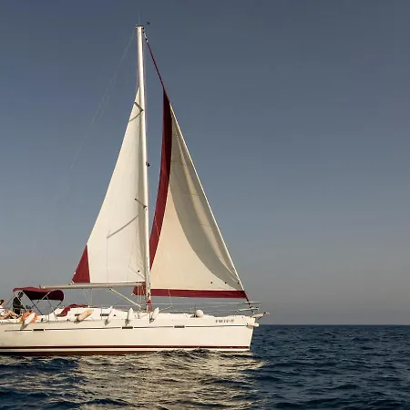 Alojamiento En Sitges, Con Opcion A Tour De Navegacion Botel